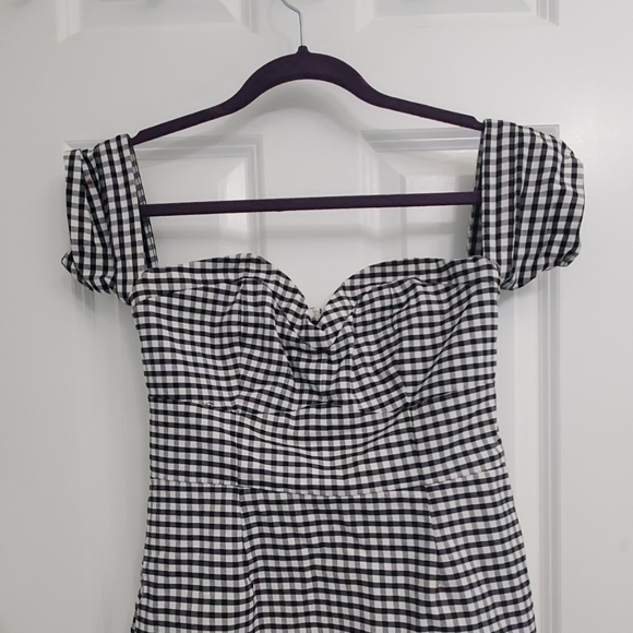 GUESS off the shoulder, zipper in back. - Picture 1 of 4